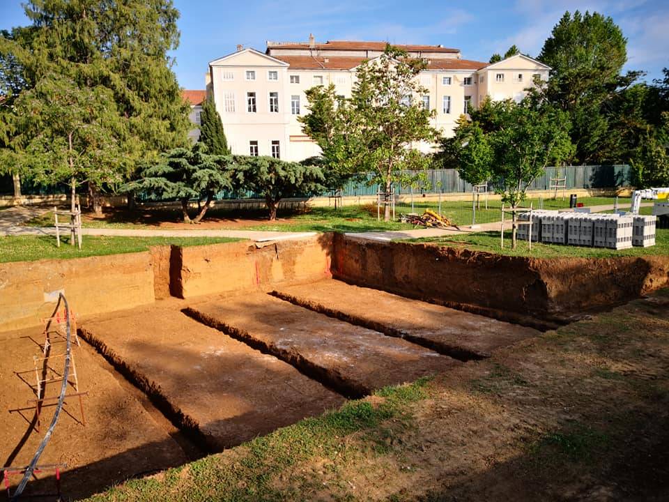 Terrassement pour fondations de bâtiments commerciaux avec techniques avancées Draguignan 83300 dans le Var
