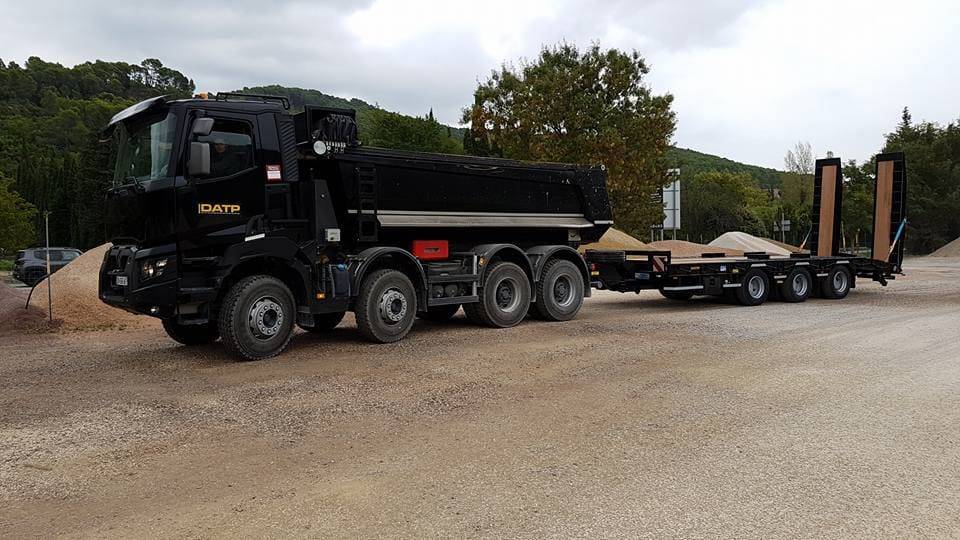 location de camion avec chauffeur et porte engins