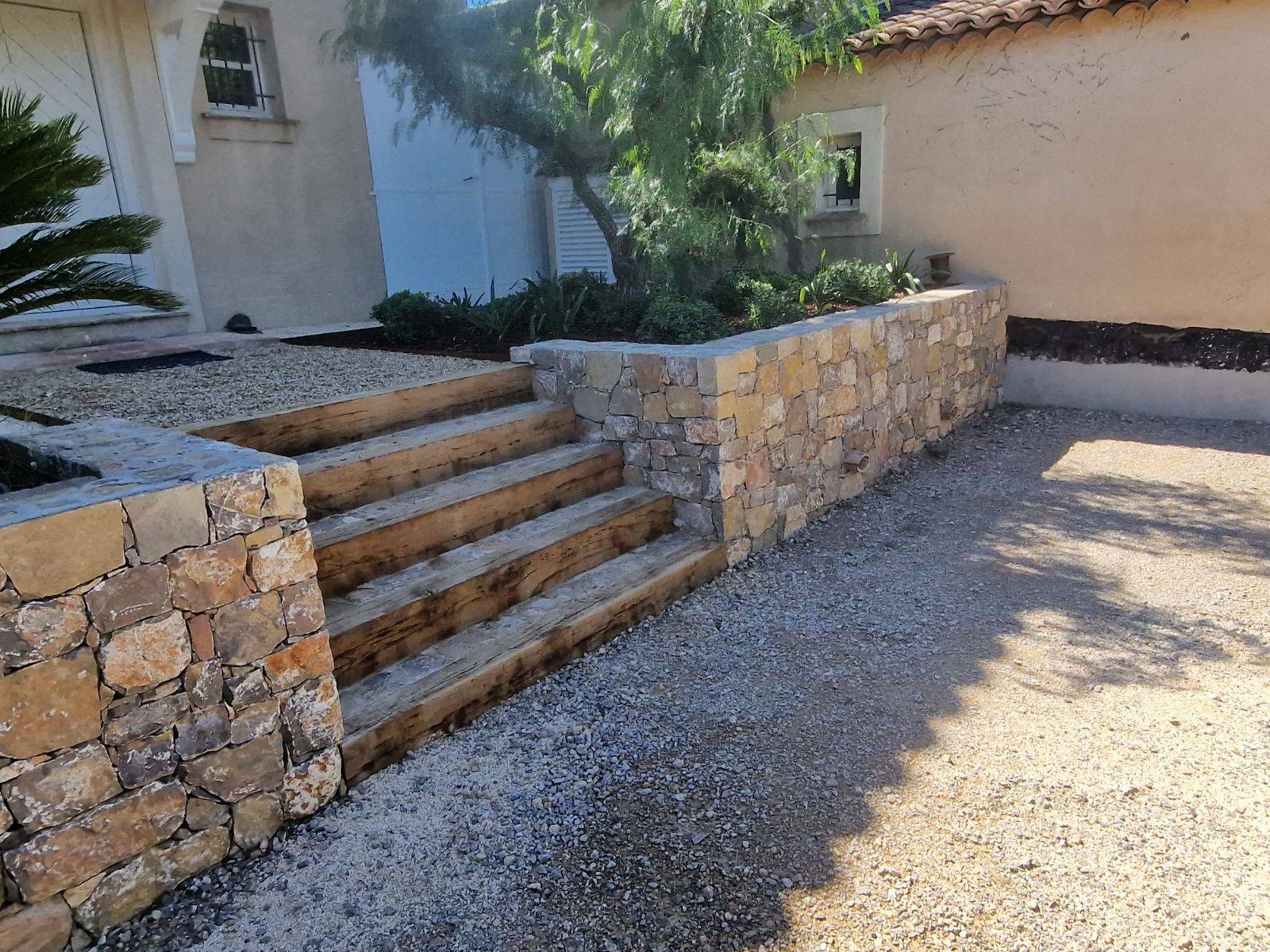 réalisation mur enrochement avec un escalier en poutre de chemin de fer trans en provence