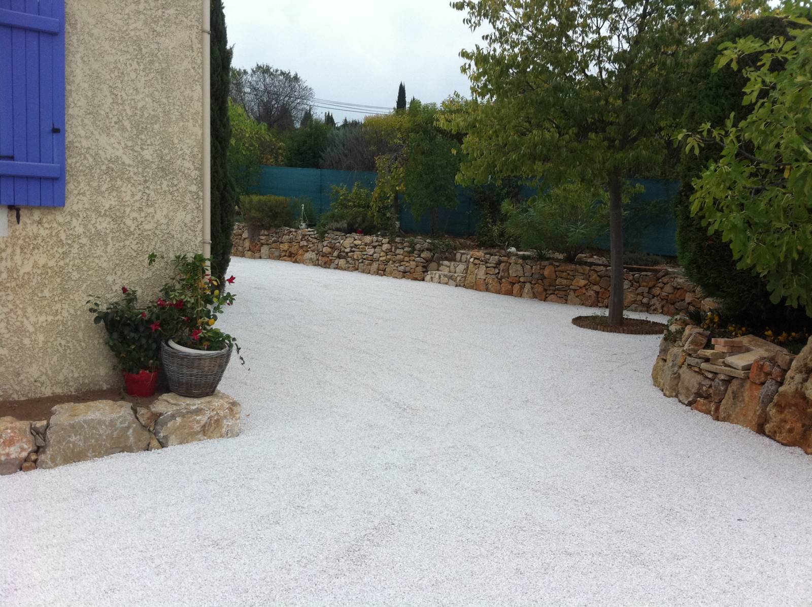 Création d'une allée en gravillons blanc à Draguignan