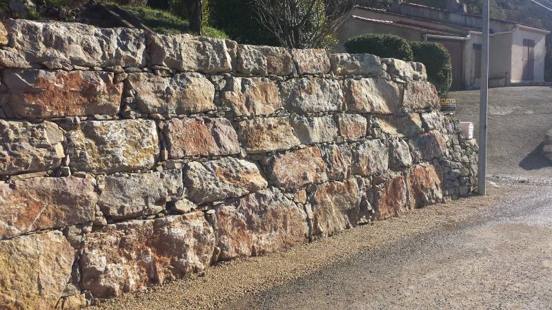 Mur d'enrochement et soutènement réalisé en pierres sèches aux Arcs sur Argens