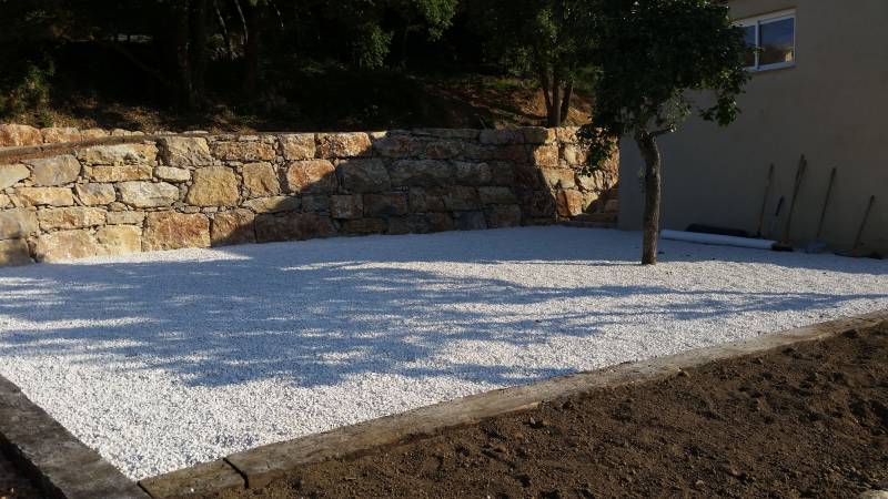 Création d'un terrain de pétanque avec poutres en chêne traitées autoclaves