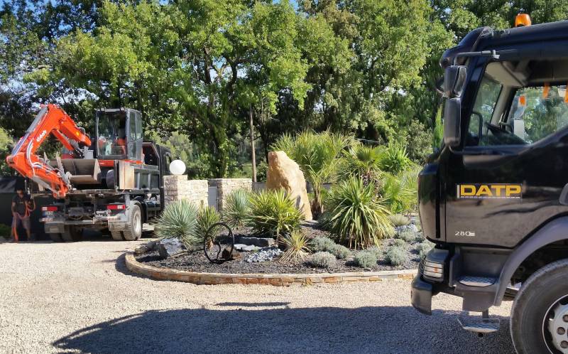 transport de mini pelle sur chantier 