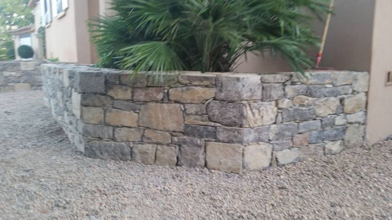 Création d'une jardinière en pierres de Provence à Draguignan