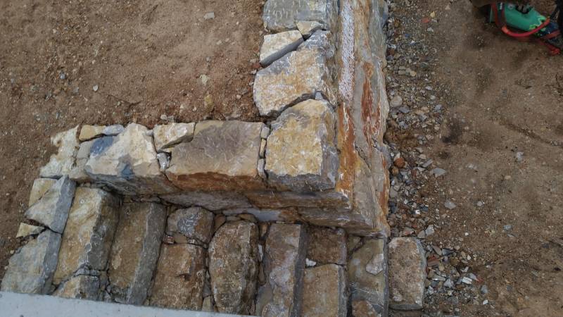 Création d'un mur d'enrochement avec retour en pierre pour accès par escalier à Lorgues