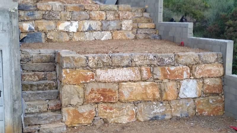 Création d'un escalier en pierre avec renfort pour consolider une restanque à Lorgues