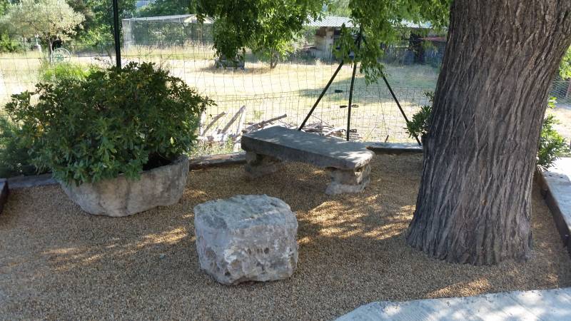 Petit banc réalisé en bloc de pierre pour patienter autour d'un terrain de pétanque à Draguignan