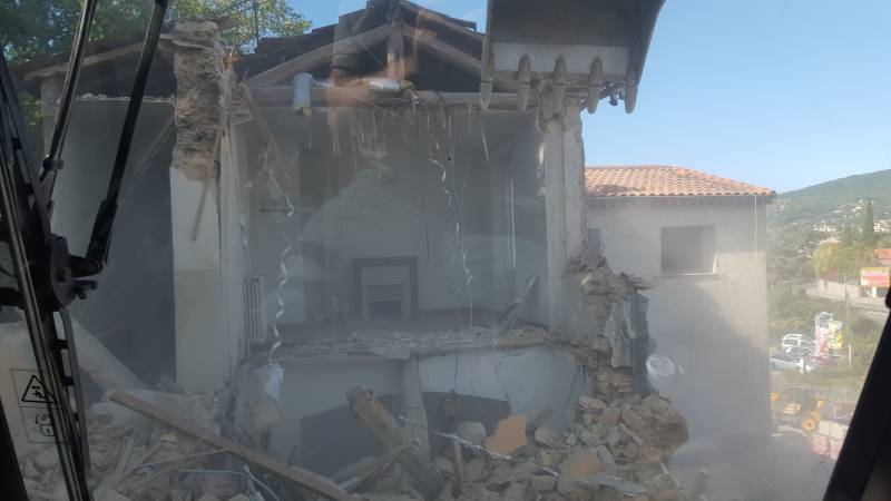 Démolition d'une maison dans un lotissement à Ste Maxime