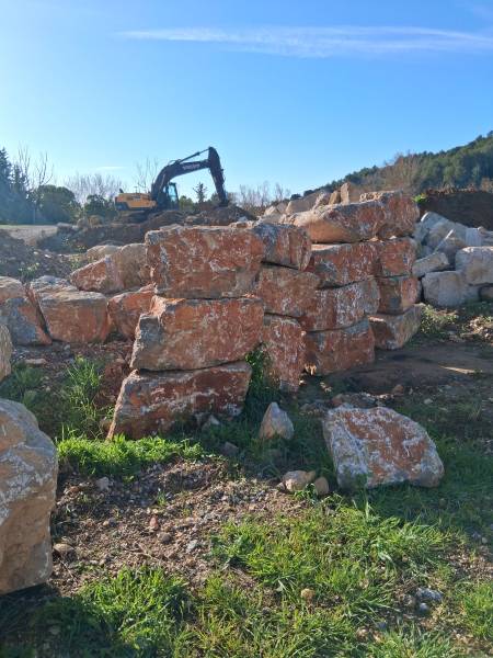 bloc enrochement rouge