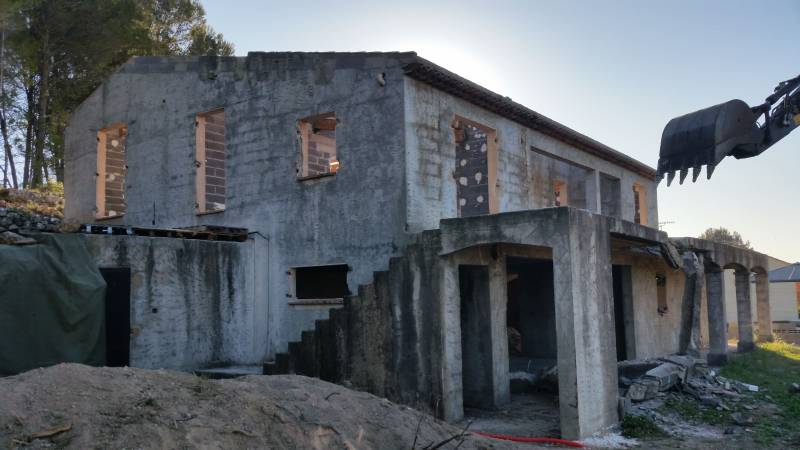 Démolition d'une maison au Lachens dans le Var