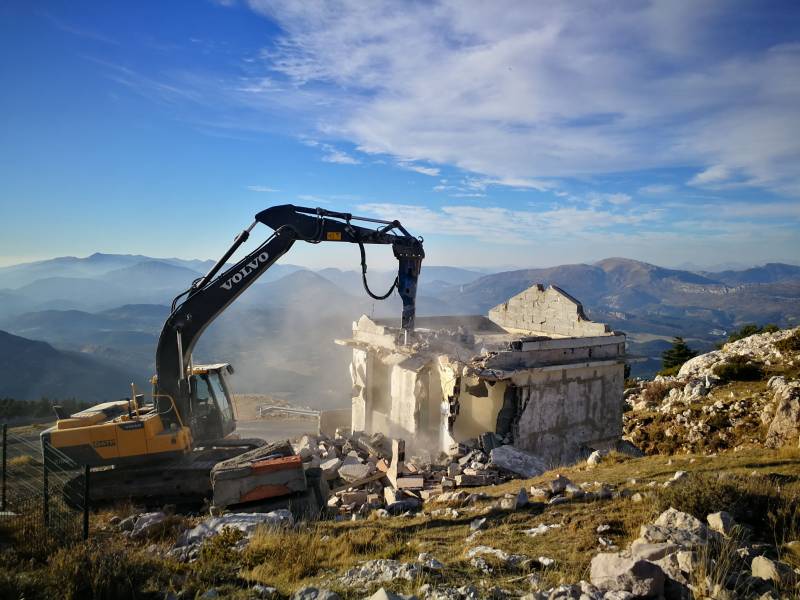 Démolition d'une maison dans le Var près de Flayosc