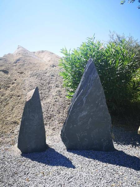 Monolithes bloc de pierres massif