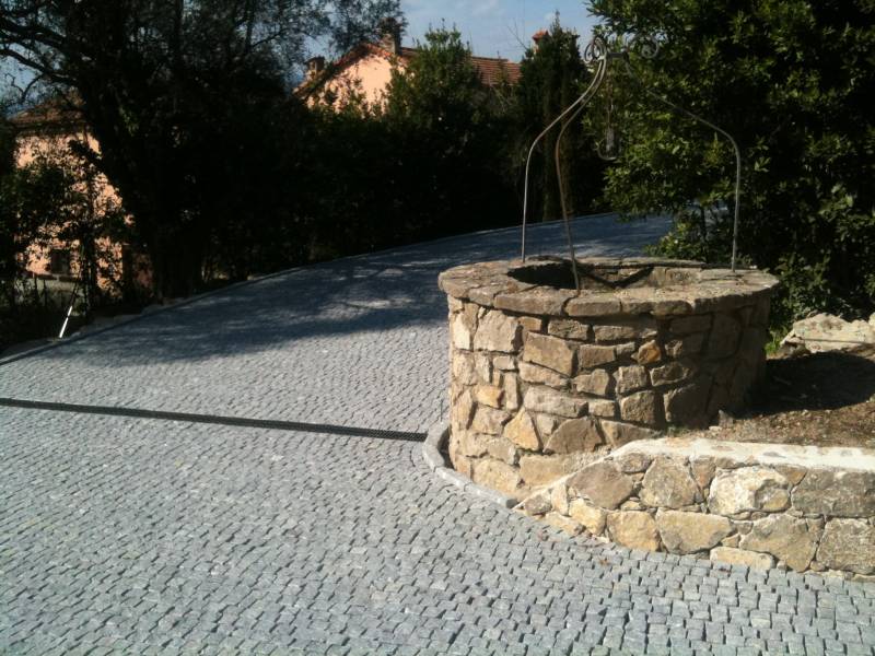 Réalisation d'un pavage , d'un murent en pierre et habillage d'un puit à Flayosc