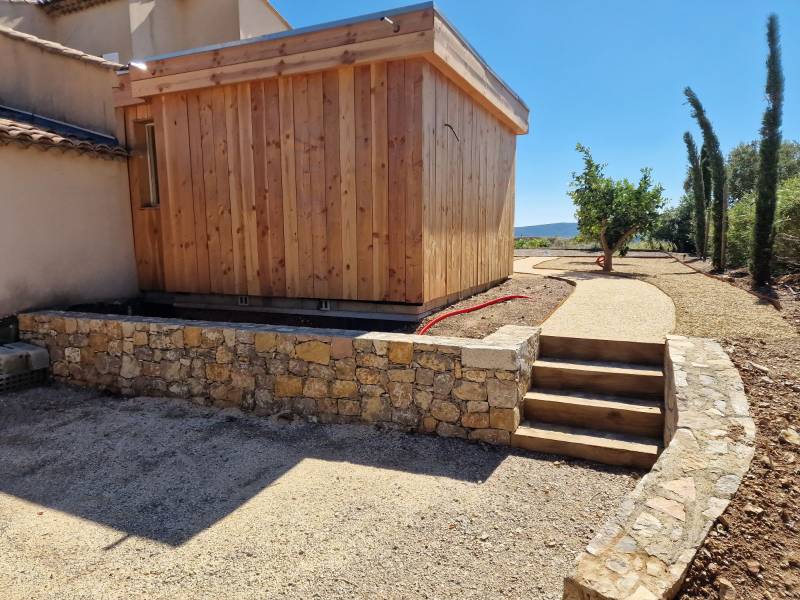 Création d'un mur et quatre marches en traverses de chemin de fer vidauban