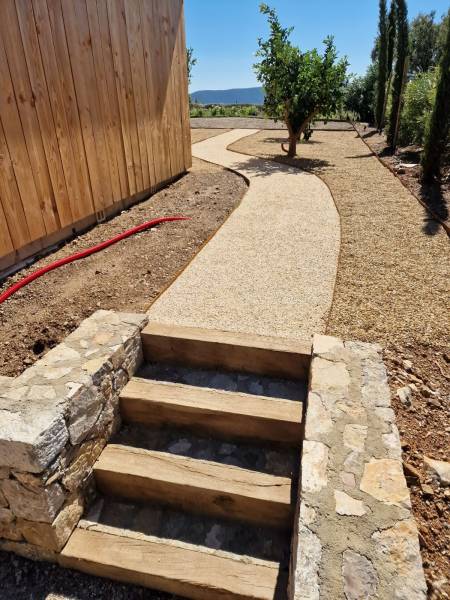 création d'un accès au terrain de pétanque avec pierre bloc d'enrochement et traverses de chemin de fer lorgues var