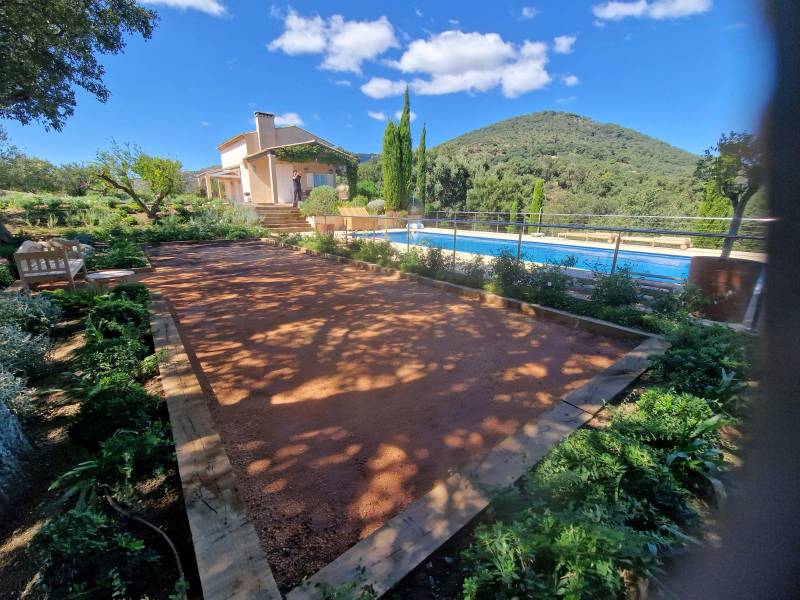 réalisation d'un terrain de pétanque le muy