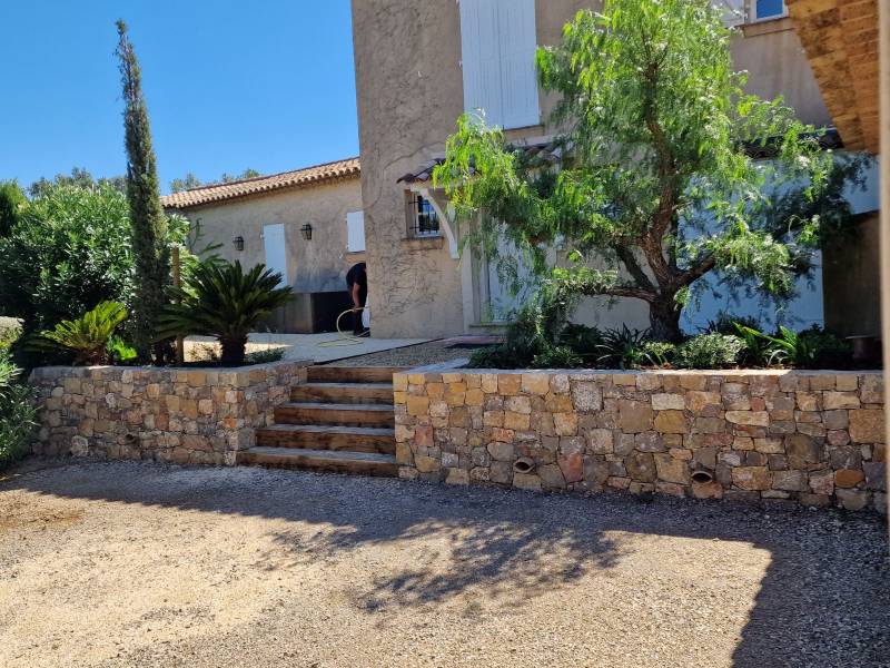 Création mur enrochement avec escalier et terrain de pétanque