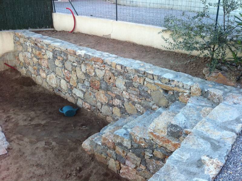 Petit mur d'enrochement décoratif avec escaliers réalisé en pierres sèches de Provence à Draguignan